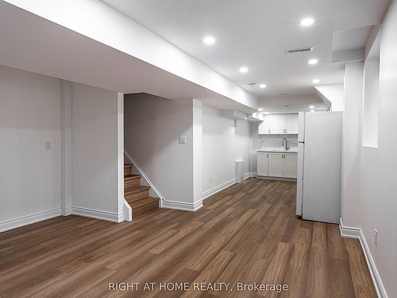 3rd image of 58 Lockheed Cres