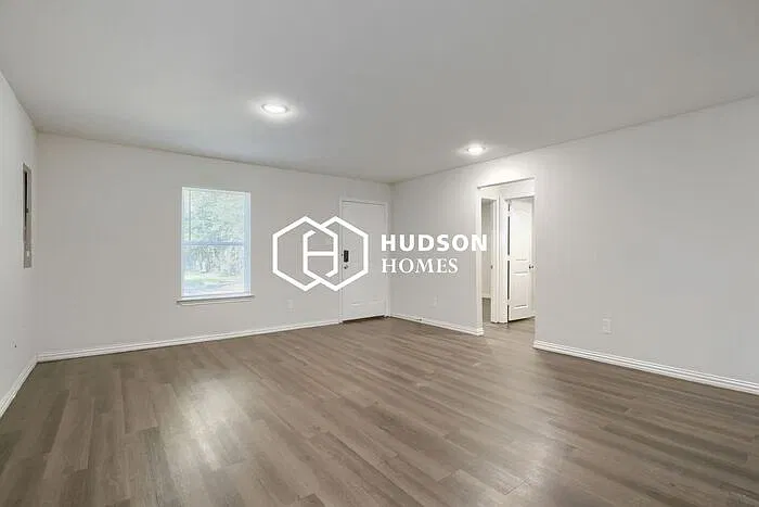 3 bed, 2.0 bath, 1090 sqft, $1,235 — Photo 3