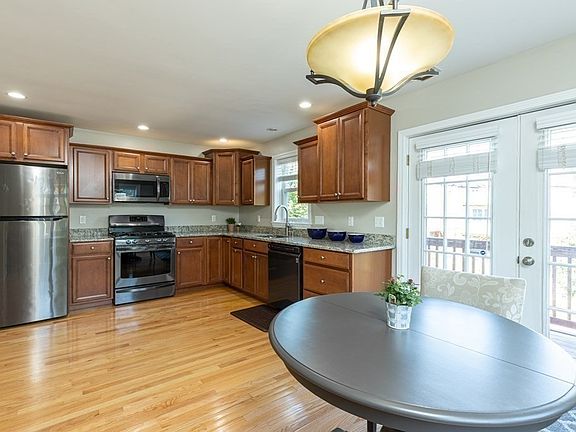 4th image of 36 Horace St #2