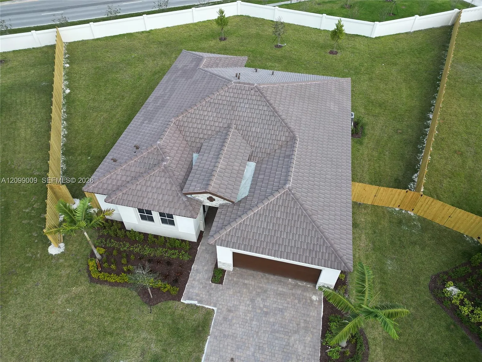 4 bed, 3.0 bath, 2319 sqft, $4,800 — Photo 2