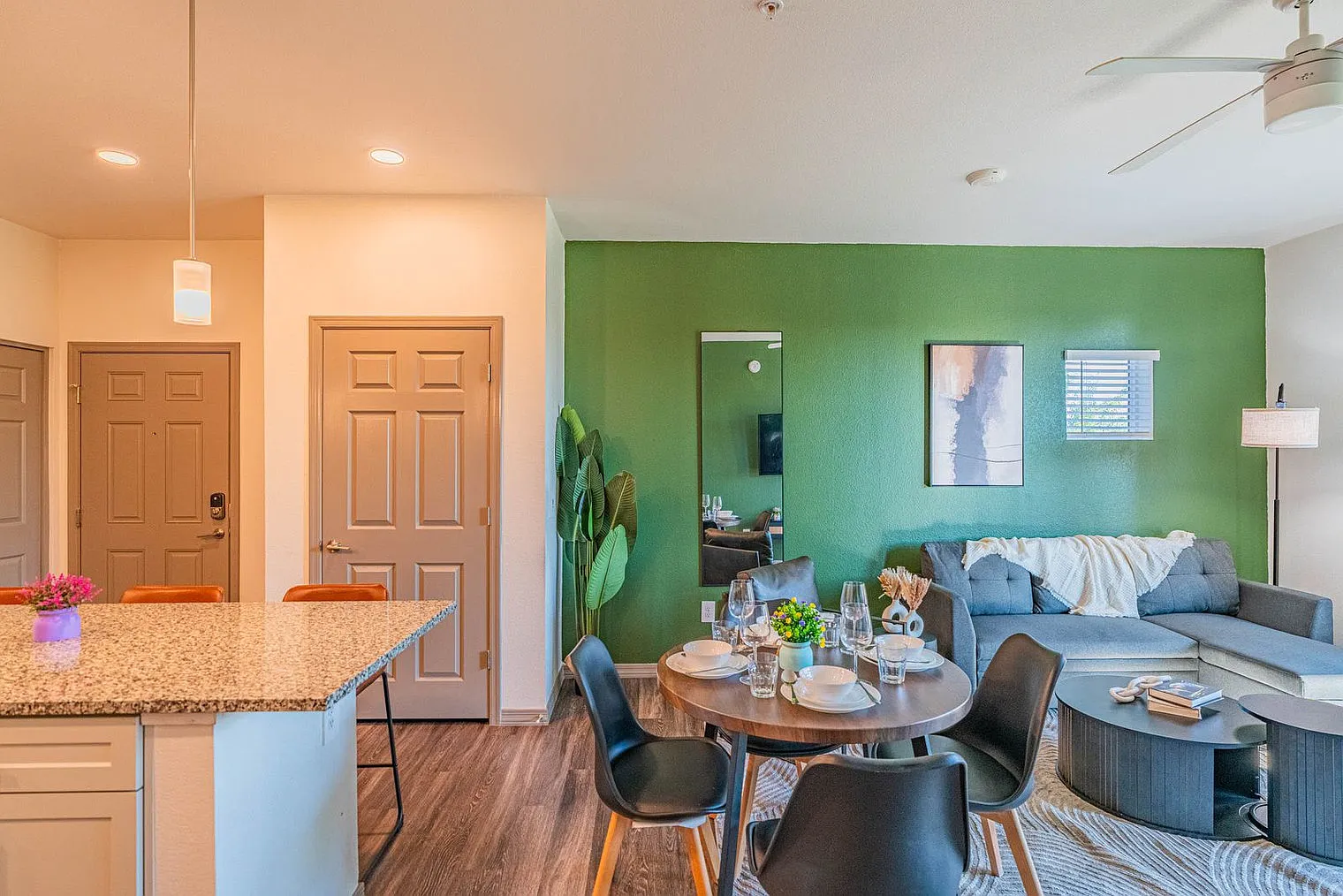 3 bed, 2.0 bath, 893 sqft, $4,186 — Photo 3