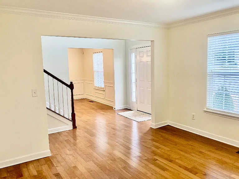 983 Acadia Ct — Photo 2