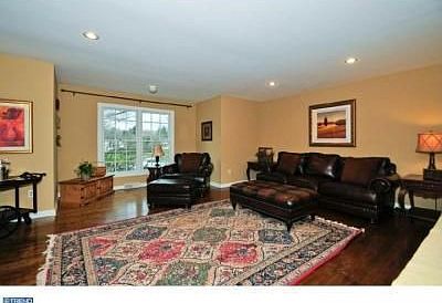 4th image of 4 Holly Ln