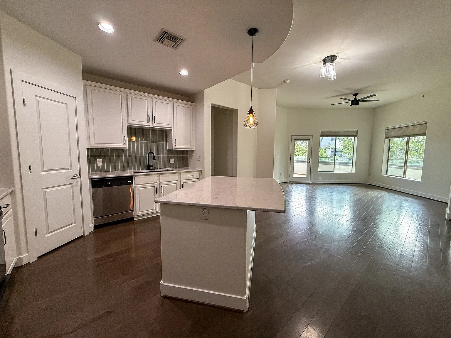 2 bed, 1280 sqft, $2,300 — Photo 4