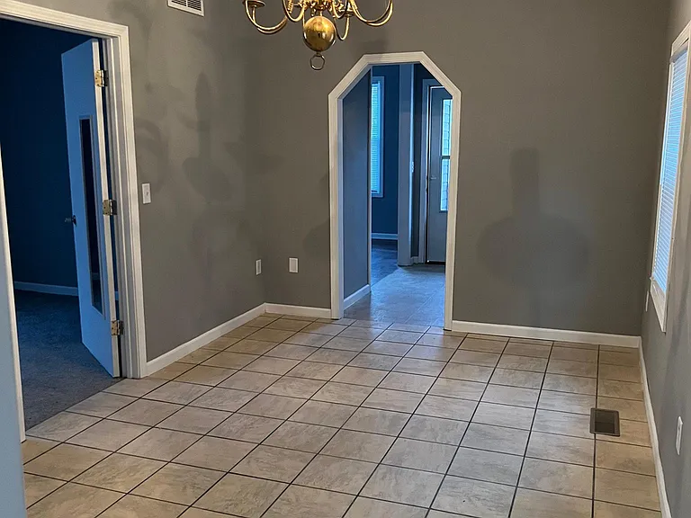 1011 S Greenlawn Ave — Photo 7
