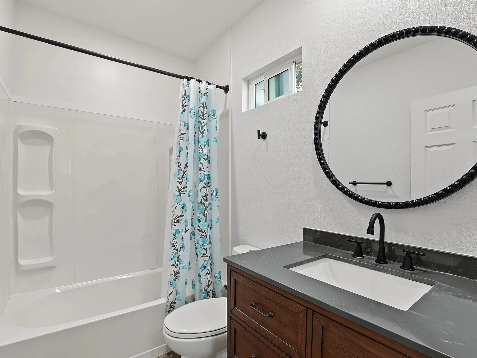 427 E Moss St — Photo 3