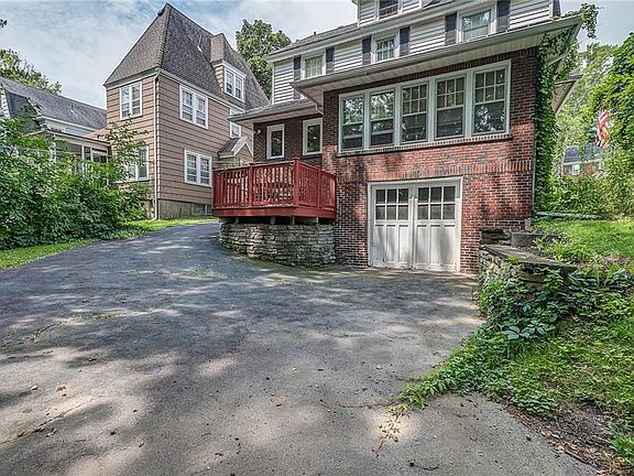 5th image of 221 Strathmore Dr