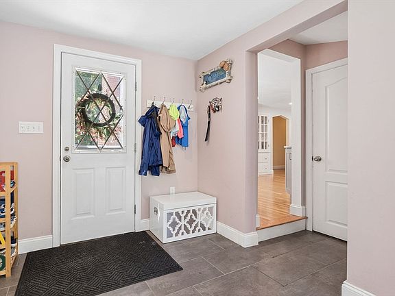 4th image of 83 Colgate Dr