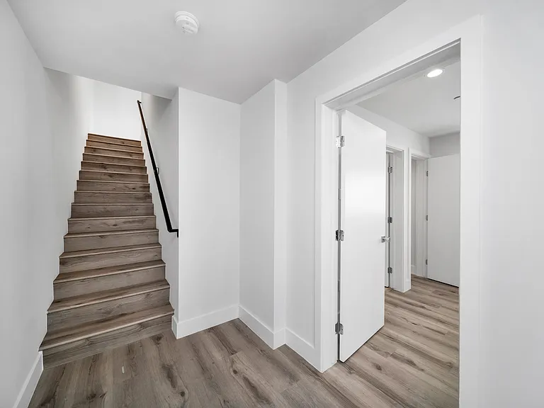 11516 Victory Blvd — Photo 22