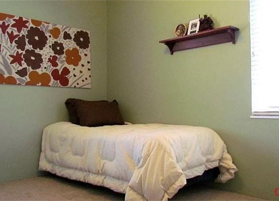 5th image of 205 S Capitol Dr