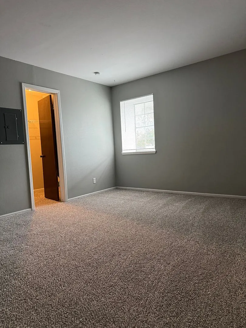 1 Bedroom 1 Bath Apartment Available — Photo 2