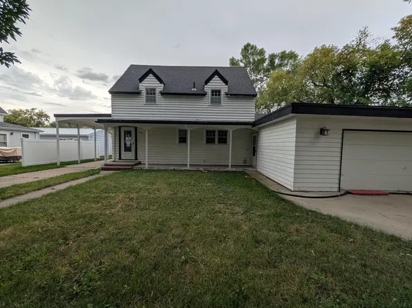 310 Wadge Ave S, Park River, ND 58270