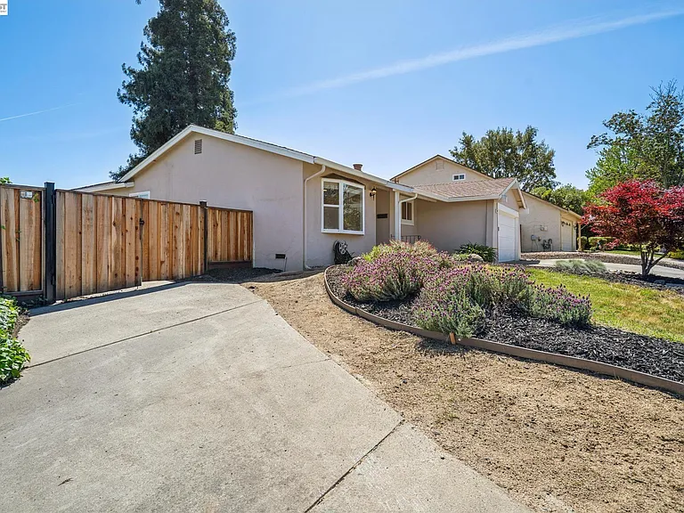 201 Ramon Pl — Photo 3