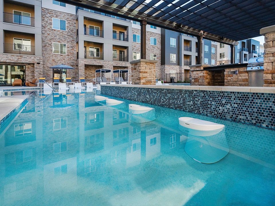 Aspire | Swim Up Bar