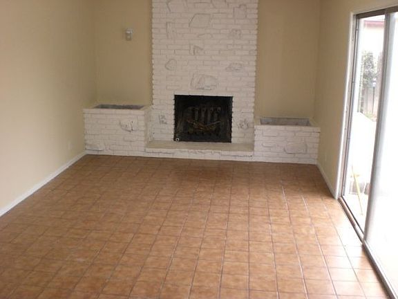 Hardwood/Fireplace