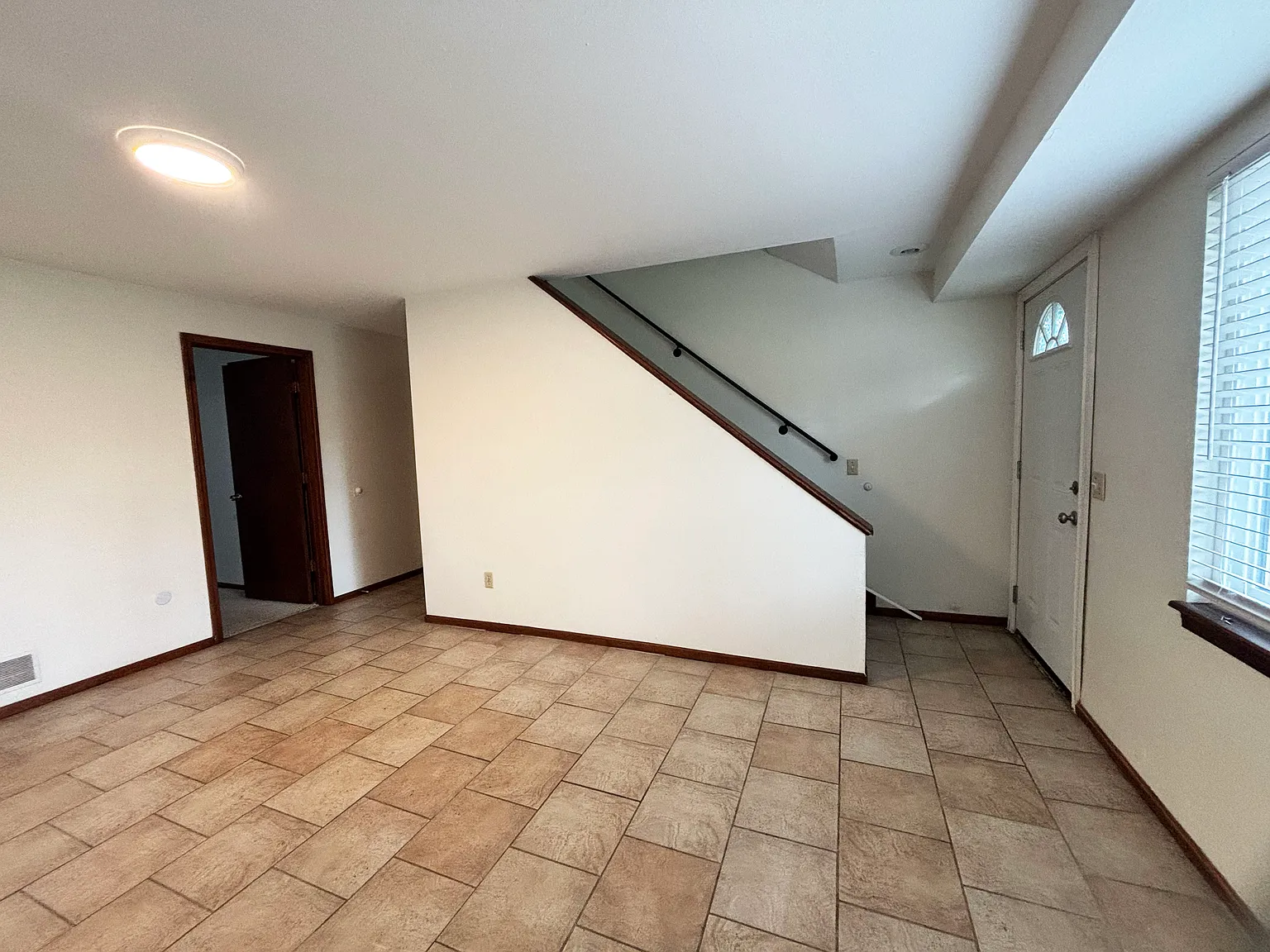 3 bed, 1.5 bath, 900 sqft, $1,300 — Photo 2