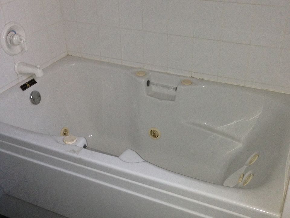 Bath tub