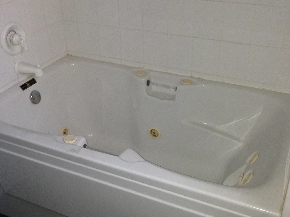 Bath tub