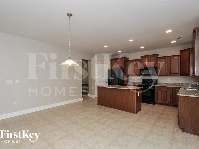 355 Ridgewood Trl — Photo 4