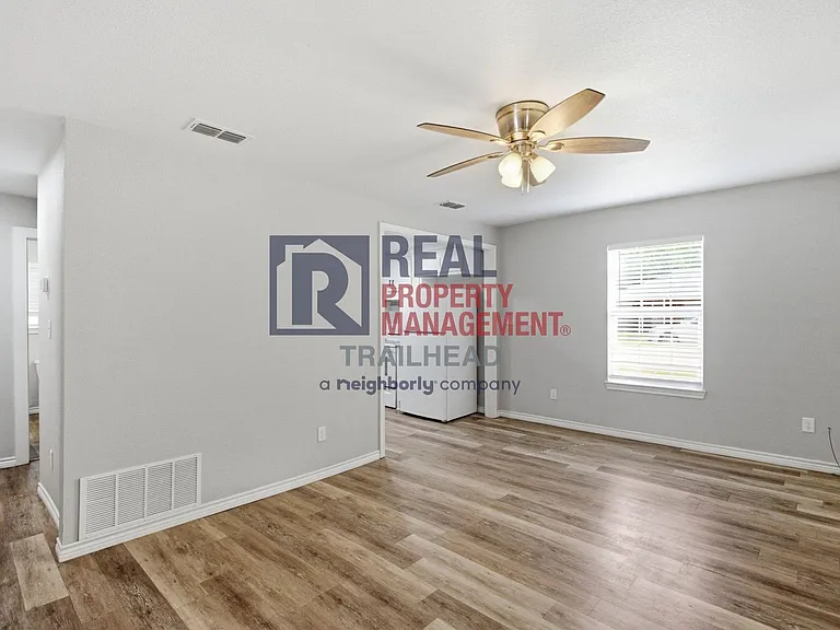 1590 W Long St — Photo 7