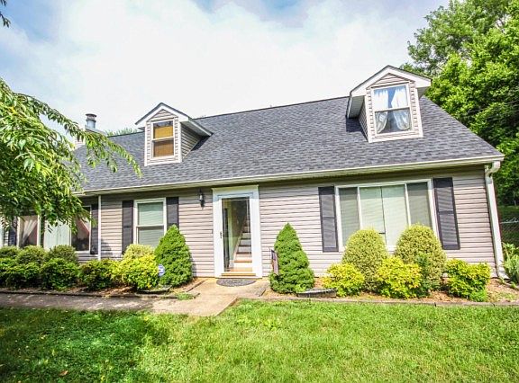 2nd image of 1523 Summerhill Dr