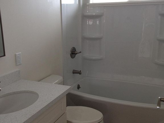 Bathroom with shower/tub