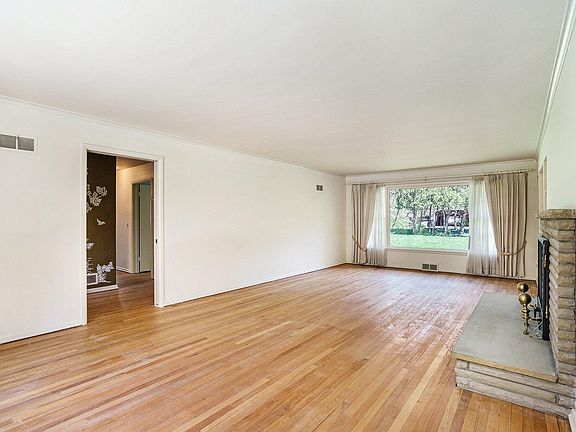 5th image of 1324 Meadowbrook Ln