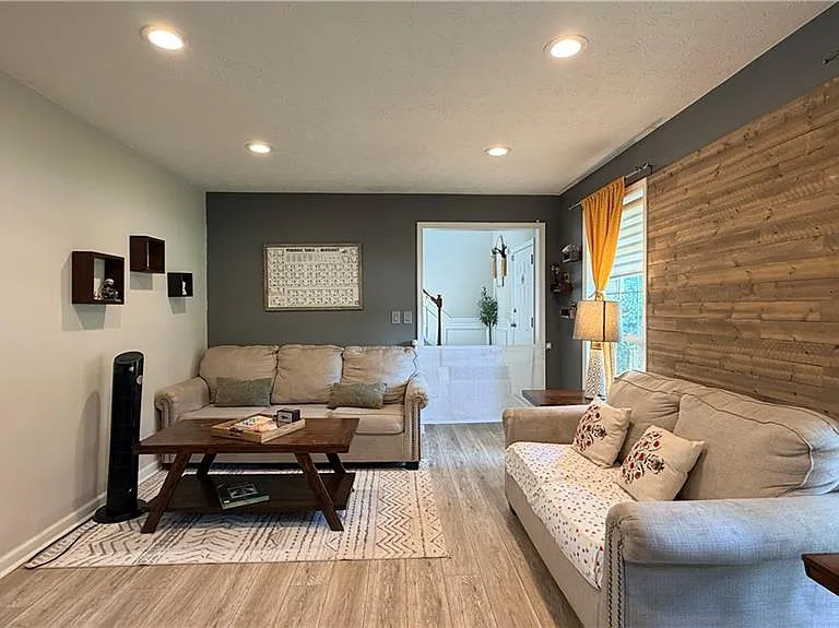 100 Taylors Spring Ct — Photo 6