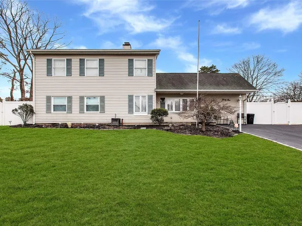 31 Lacebark Lane, Medford, NY 11763