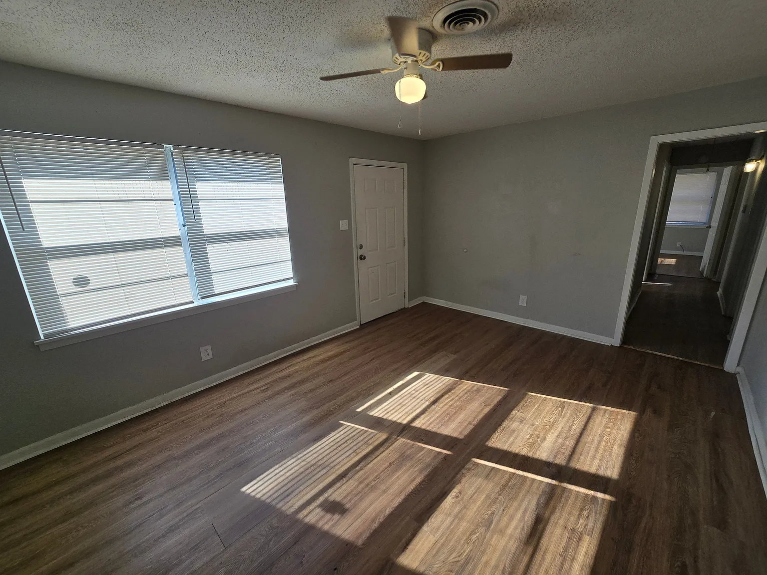 Comfortable Single-Story 3-Bedroom Home with Fenced Yard & Carport — Photo 3