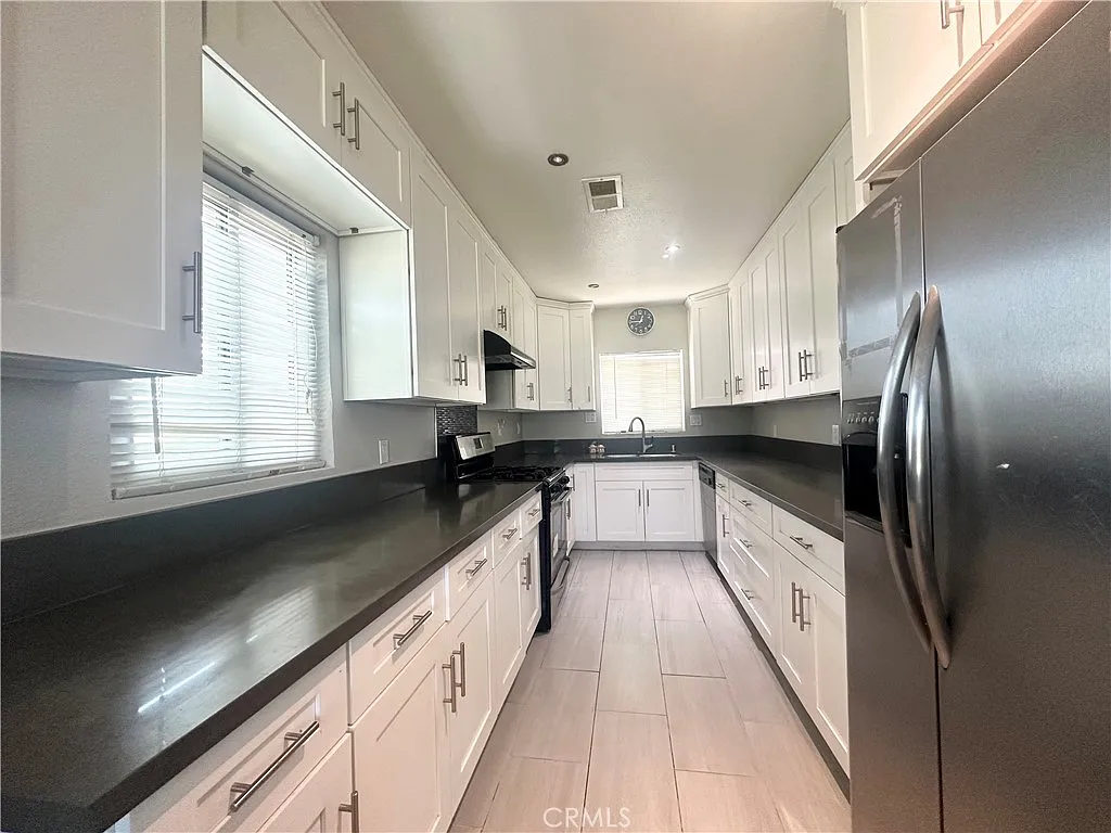 3 bed, 1491 sqft, $3,300 — Photo 2
