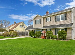 7 Forester Ln, Levittown, NY 11756