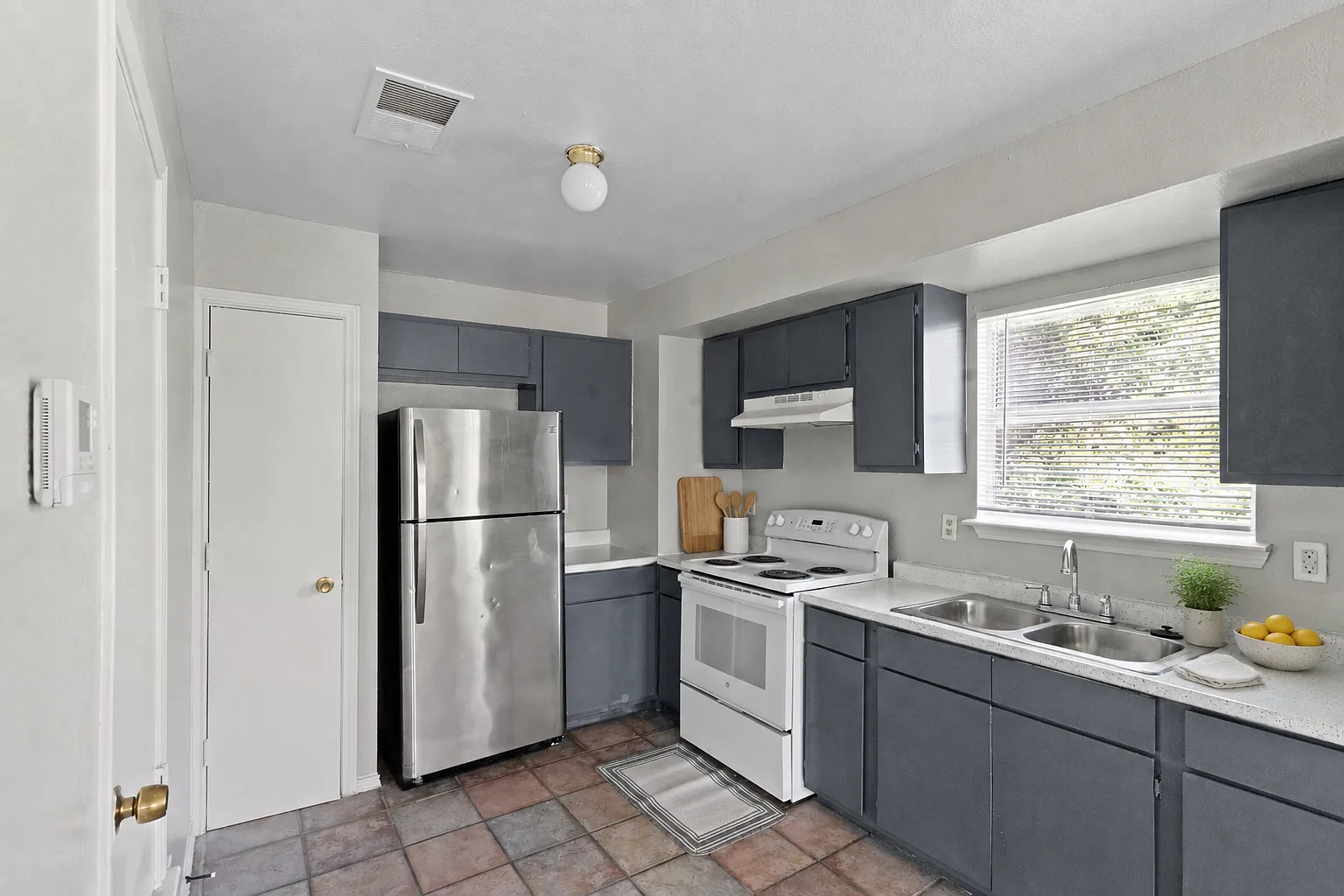 2 bed, 700 sqft, $1,250 — Photo 4