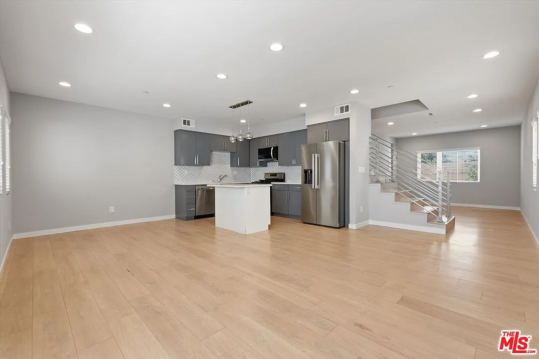 3 bed, 3.5 bath, 1972 sqft, $4,995 — Photo 1