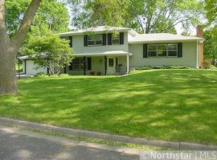 8945 Medley Ln, Golden Valley, MN 55427