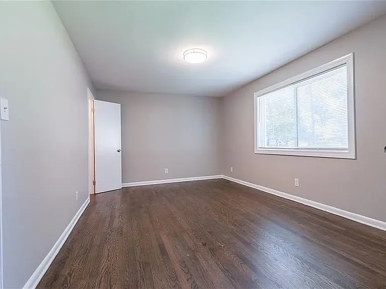 1594 Line Cir #4 — Photo 6