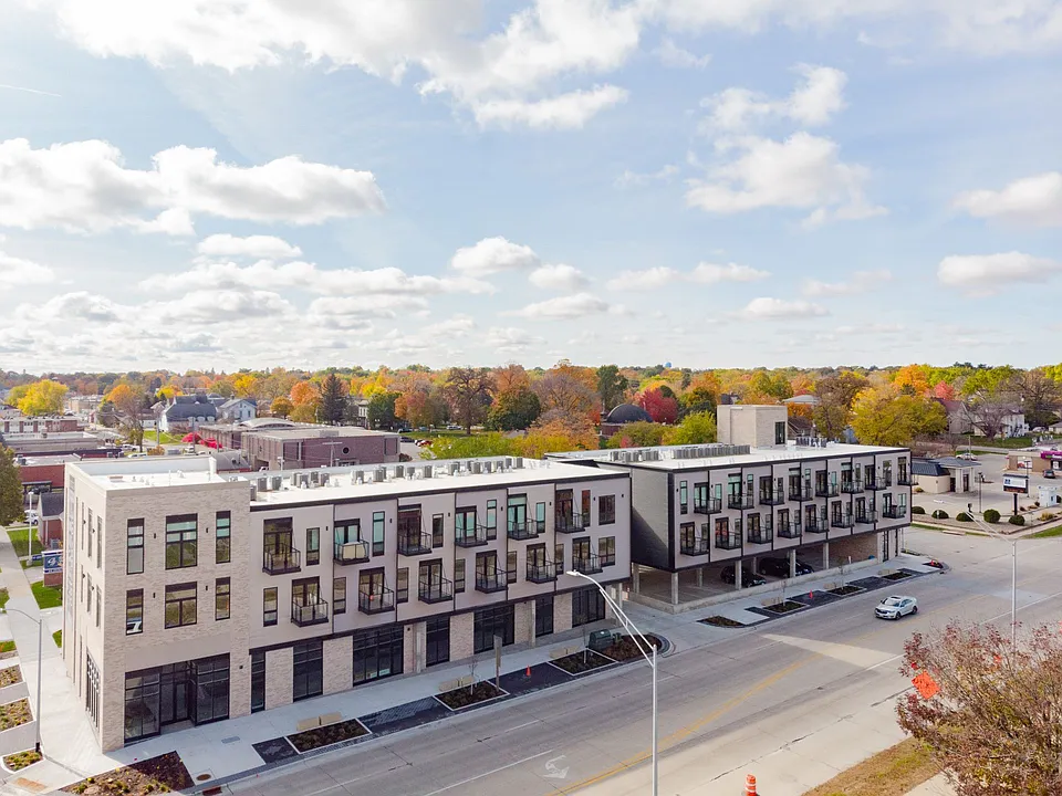 Arabella: 200 W 1st St - Cedar Falls
