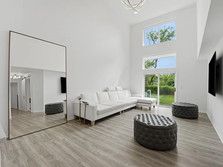 1117 Hawthorne Ln #1117 — Photo 7