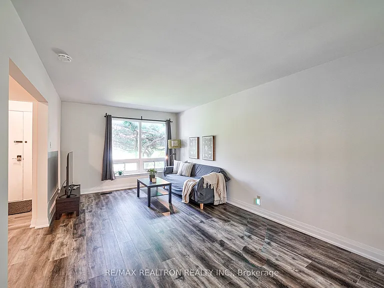50 Axsmith Cres — Photo 4