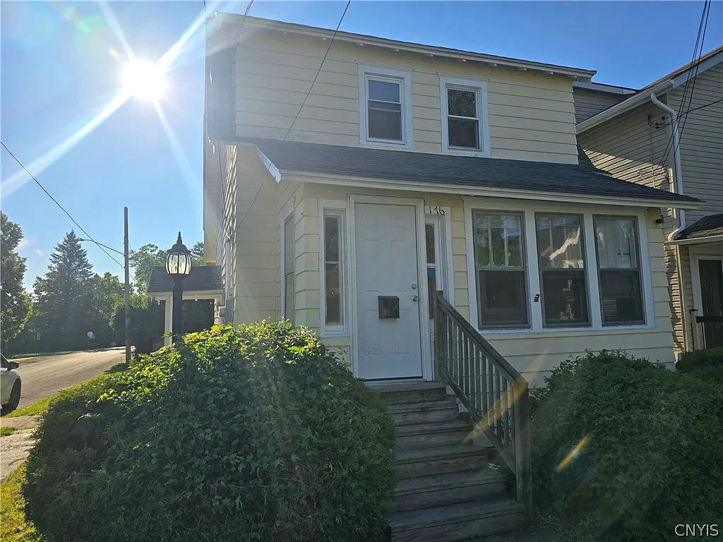 3 bed, 1.0 bath, 1040 sqft, $1,800 — Photo 1