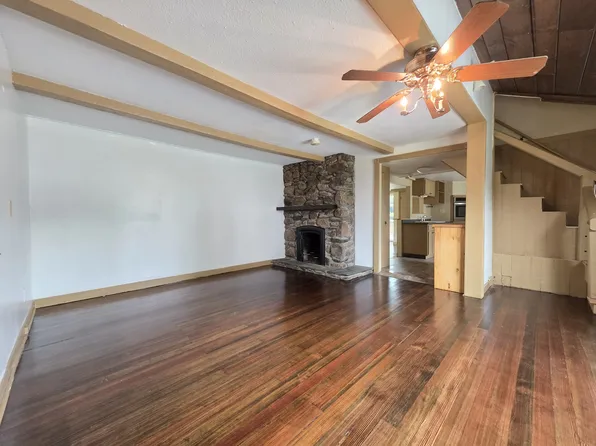 440 S Main Townhouse 3b/1.5b Garage! Deck/Yard! Petsok Laundry, 440 S Main St #Townhouse, Woonsocket, RI 02895