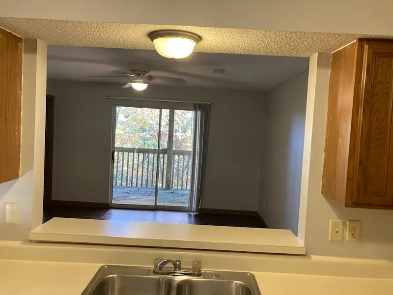 3 bed, 1000 sqft, $995 — Photo 2