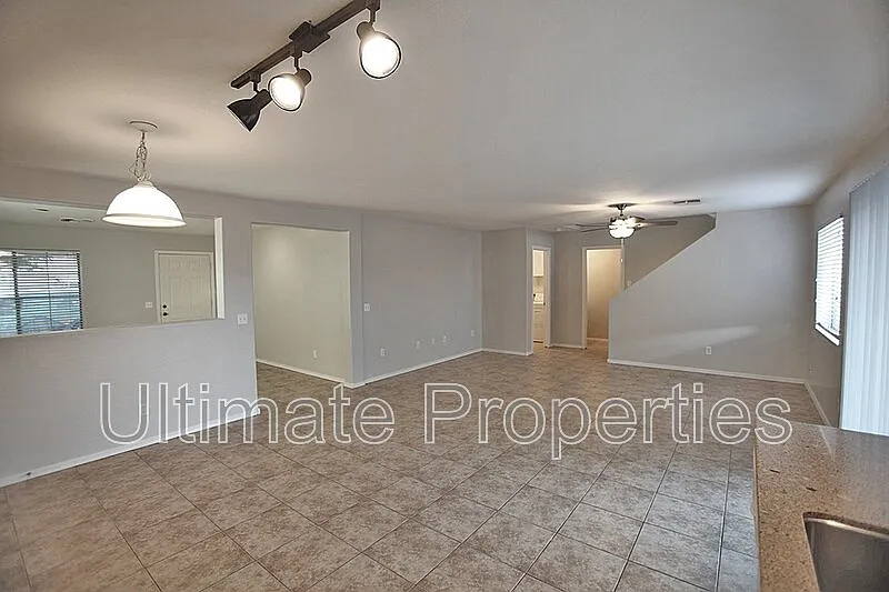 3 bed, 2.5 bath, 1874 sqft, $1,995 — Photo 4