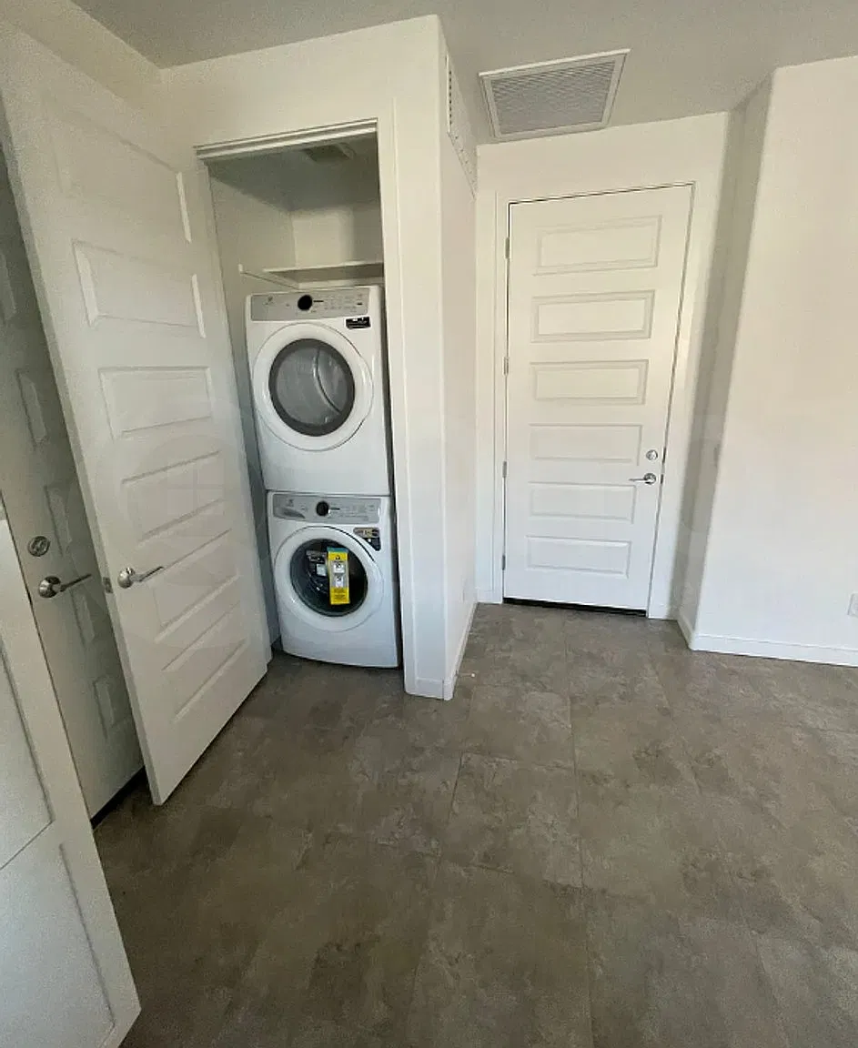 4 bed, 3.0 bath, 2518 sqft, $2,950 — Photo 3