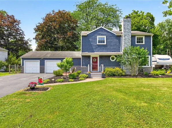 27 Hillcrest Dr, Penfield, NY 14526
