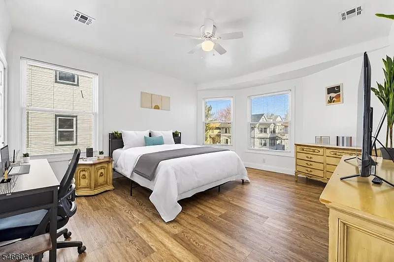 4 bed, 2.0 bath, $3,500 — Photo 2