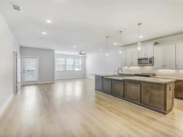 6804 Westview Dr #2106, Houston, TX 77055