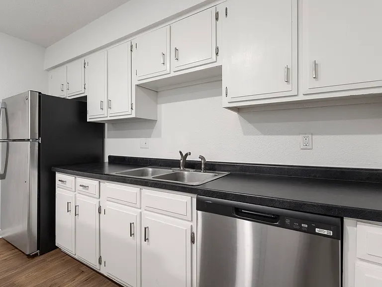 Villa Park Apartments — Photo 9