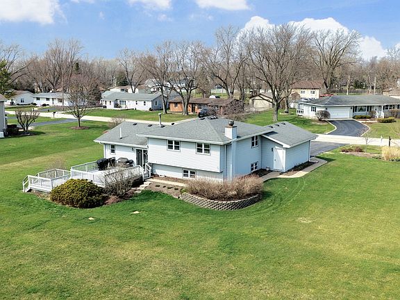 3rd image of 300 W Woodlawn Rd