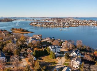 77 Salisbury St, Hull, MA 02045
